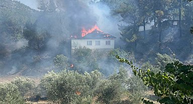 Evde çıkan yangın, bitişikteki ev, ahır ve ormana sıçradı; alevlere müdahale ediliyor