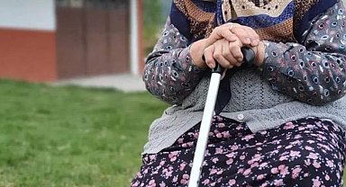 Evinde ölü bulunan 88 yaşındaki kadında darp izlerine rastlandı; üvey oğlu ve akrabası gözaltında