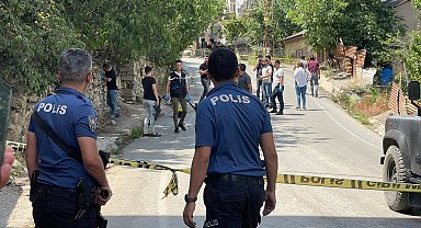 Evine misafir olan babasını öldürüp, kardeşini ağır yaraladı