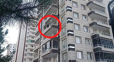 Evini yakmaya çalışıp, 5'inci kattan atlamak isteyen madde bağımlısını, polis ikna etti