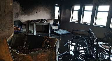 Evini yaktı balkona çıkıp, jiletle kendisine zarar verdi