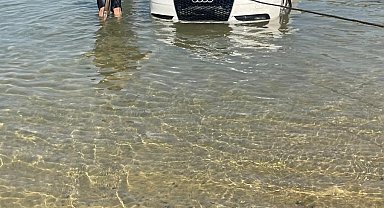 Feribot beklerken freni boşalan otomobil, biniş rampasından göle düştü