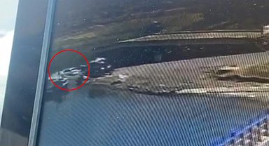 Feribot sırasındaki otomobilin göle girmesi kamerada