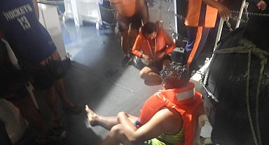 Filipinli ekipler, batan ve sızıntı yapan petrol tankerine müdahale ediyor