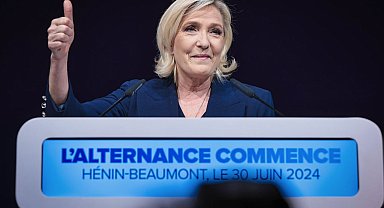 Fransa'da 200'den fazla aday, Le Pen'e engel olmak için adaylıktan çekildi