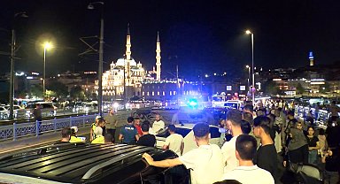 Galata Köprüsü'nde hafif ticari araç devrildi: 2 yaralı