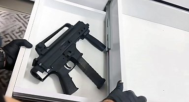 Gardıroptan hafif makineli tüfek çıktı