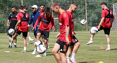 Gaziantep FK, sabah antrenmanında top ve istasyon çalışması yaptı