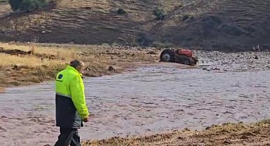 Gaziantep'te sağanak; dere taştı, traktör sürüklendi