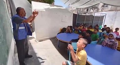 Gazze'de emekli öğretmen, çocuklara eğitim için mesleğe döndü