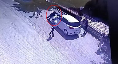 Gelin, önünü kestiği kayınvalidesini darbedip, otomobiliyle ezmeye çalıştı; o anlar kamerada