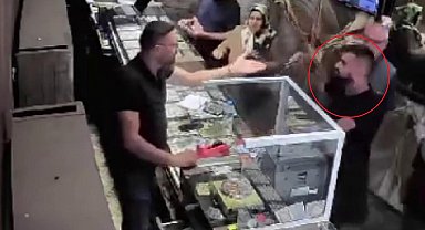 Girdiği 5 iş yerinde çalışan ve müşterilere bıçakla saldırdı; o anlar kamerada