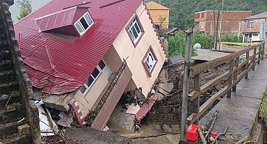 Giresun'da sağanak; 2 katlı ev yan yattı