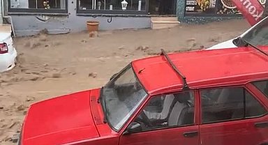 Giresun'da sağanak sele döndü; işyerlerini su bastı araçlar zarar gördü