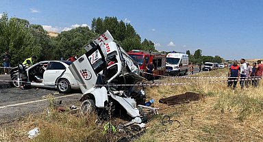 Hafif ticari araçla otomobil çarpıştı; 3 ölü, 1 yaralı