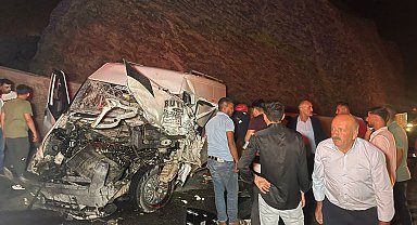 Hakkari'de TIR ile minibüs kafa kafaya çarpıştı: 4 yaralı