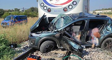 Hemzemin geçitte yolcu treni otomobile çarptı, aynı aileden 3 kişi öldü