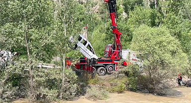 Heyelanla Tortum Çayı'na sürüklenen araçta kaybolan bebeği 50 kişilik ekip arıyor