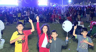 Hollanda - Türkiye maçı Ankara'nın çeşitli semtlerinde dev ekrandan izlendi