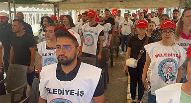 Iğdır'da SMS ile işten çıkarılan 204 belediye işçisi, oturma eyleminde 15 Temmuz şehitlerini andı