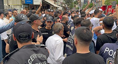 Iğdır'da SMS ile işten çıkarılan 204 işçi, aileleriyle belediye önünde oturma eylemi yaptı