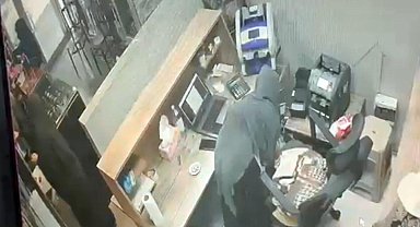 İki kadının işyeri sahibini oyalayarak paraları çaldıkları anlar kamerada