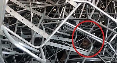 İmalathanede metal parçaları arasında saklanan 10 kaçak göçmen yakalandı