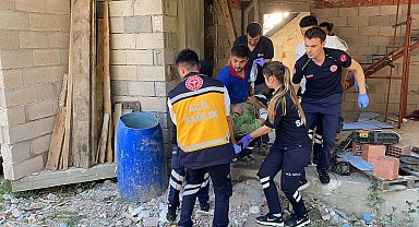 İnşaattan düşen işçinin bacağına demir saplandı; arkadaşları çıkardı