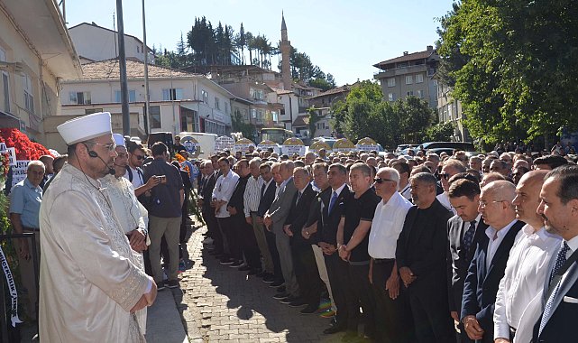 İsmail Küçükkaya'nın annesi son yolculuğuna uğurlandı
