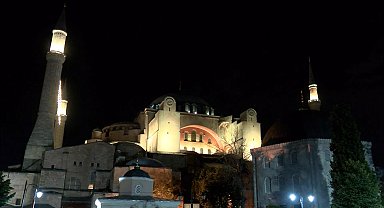 İstanbul- 15 Temmuz Şehitleri için Ayasofya ve Sultanahmet Camii'nde sela okundu