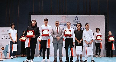 İstanbul-'Nehirden denize özgür Filistin' konulu yarışmada dereceye giren öğrencilere ödülleri verildi