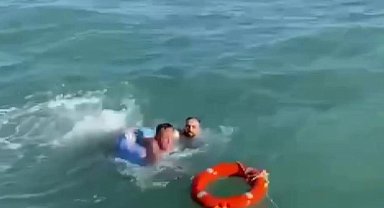 İstanbul - Arnavutköy'de boğulmaktan kurtarmak isterken kendisi de mahsur kaldı; o anlar kamerada