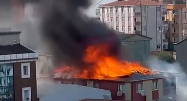 İstanbul-Ataşehir'de çatı katında çıkan yangında patlama meydana geldi