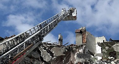 İstanbul - Avcılar'da binanın yıkımı, çatıdaki yavru martı için durduruldu