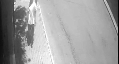 İstanbul- Avcılar'da geri kayan minibüs restoranın kapısına çarparak durdu