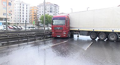 İstanbul - Avcılar'da kayan TIR, D-100 Karayolu'nu kapattı; yoğun trafik oluştu