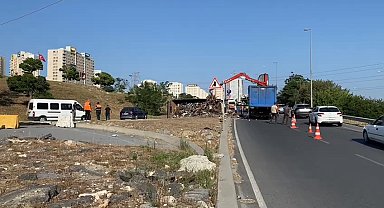 İstanbul- Avcılar'da şoförün direksiyon hakimiyetini kaybettiği kamyon devrildi