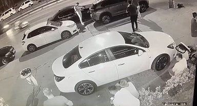 İstanbul - Bakırköy'de eğlence mekanı önündekilere silahlı saldırı kamerada: 2 yaralı