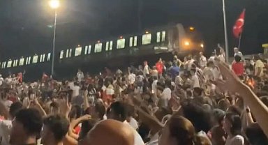 İstanbul-Bakırköy'de Marmaray milli maçı izlemek için durdu