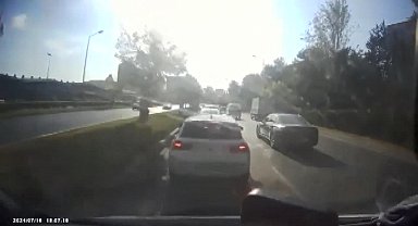 İstanbul - Bakırköy'de motosiklet kazası: Araçların altında kalmaktan son anda kurtuldu