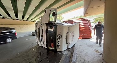 İstanbul- Bakırköy'de üst geçide çarpan TIR devrildi: 1 yaralı