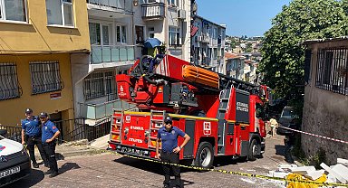 İstanbul - Beşiktaş'ta kamyon binaya çarptı-1