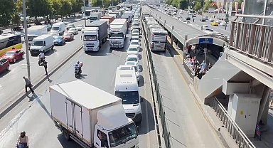 İstanbul-Beylikdüzü'nde TIR'ın köprünün ayağına çarpması sonucu D-100 Karayolu trafiğe kapatıldı