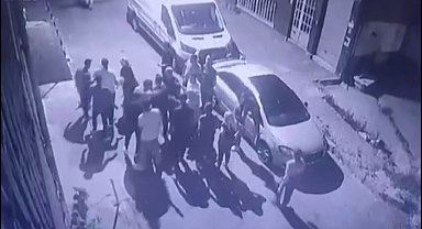 İstanbul - Beyoğlu'nda laf atma tartışmasında bacağından vuruldu; o anlar kamerada