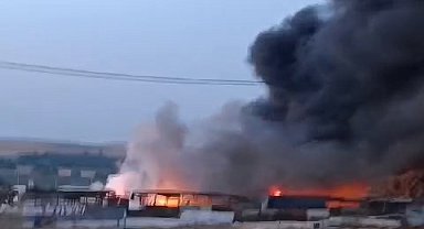 İstanbul-Büyükçekmece'de hurda araçların bulunduğu alanda yangın