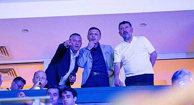 İstanbul - CHP Genel Başkanı Özgür Özel kızı İpek Özel'in mezuniyet törenine katıldı