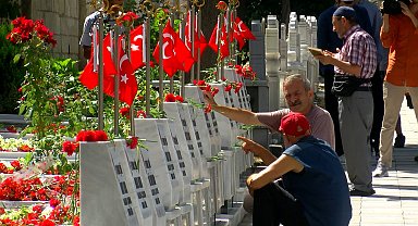 İstanbul - Edirnekapı'daki 15 Temmuz Şehitliği'nde ziyaretçi yoğunluğu