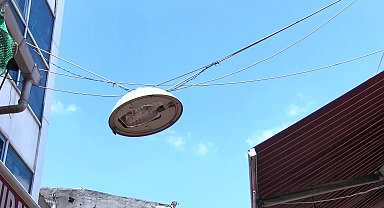 İstanbul - Eminönü'ndeki sarkan elektrik kablolarına esnaftan tepki: Aklıma direkt İzmir geldi