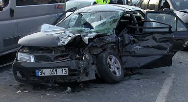 İstanbul-Esenler'de iki otomobilin karıştığı kazada 3 kişi yaralandı