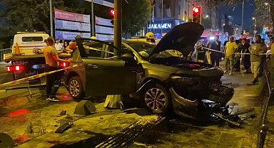 İstanbul-Esenler'de sürücüsünün direksiyon hakimiyetini kaybettiği otomobil ışıklarda bekleyen minibüse çarptı